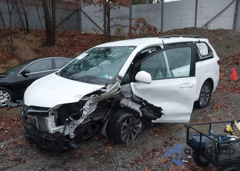 2020 Toyota Sienna Le z USA, uszkodzony, nr VIN 5TDJZ3DC6LS237433